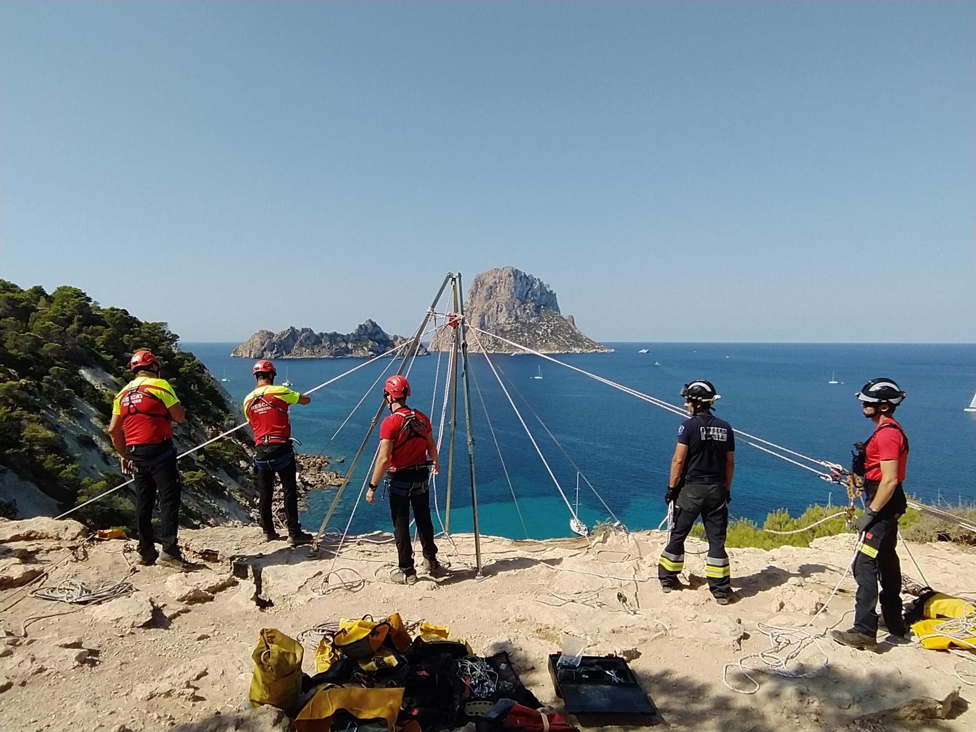 Herido grave un hombre al caer de una altura de 12 metros en Ibiza.