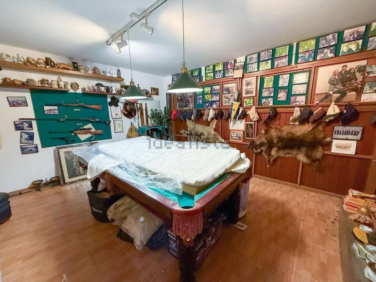 El hombre tiene una habitación en su casa repleta de armas y trofeos de caza.