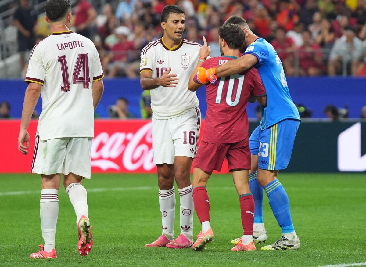 DALLAS (United States), 06/07/2026.- Rodri of Spain (L) and Bernardo Silva of Portugal (C-R) exchange opinions during the FIFA World Cup 2026 Round of 16 match Portugal against Spain, in Dallas, USA, 06 July 2026. (España) EFE/EPA/JEFFREY MCWHORTER