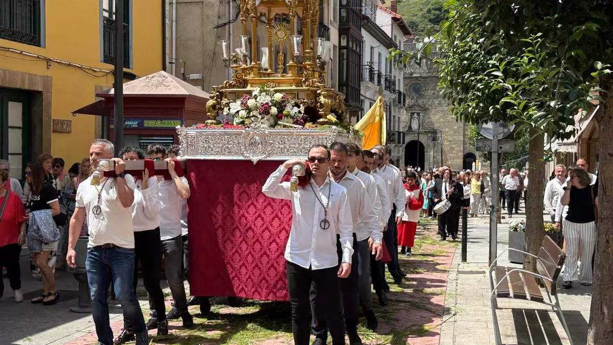Cangas del Narcea celebra el Corpus con una comida solidaria a favor de Cáritas