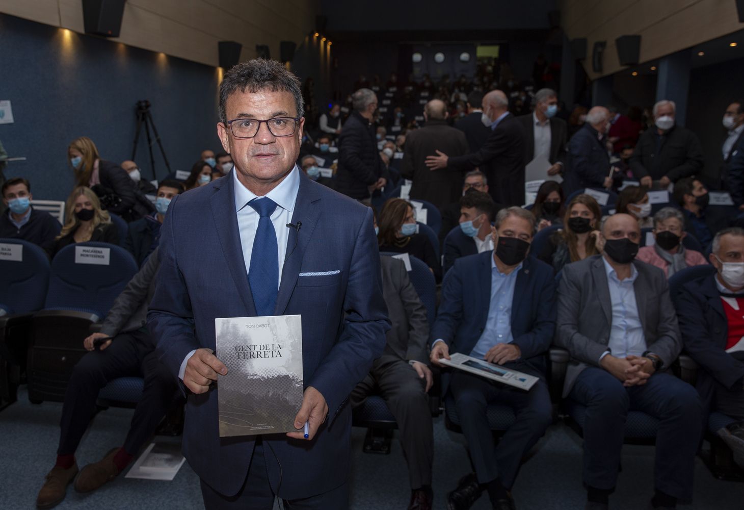 Toni Cabot presenta en el Club INFORMACIÓN el libro en el que plasma los perfiles de 40 personalidades de Alicante