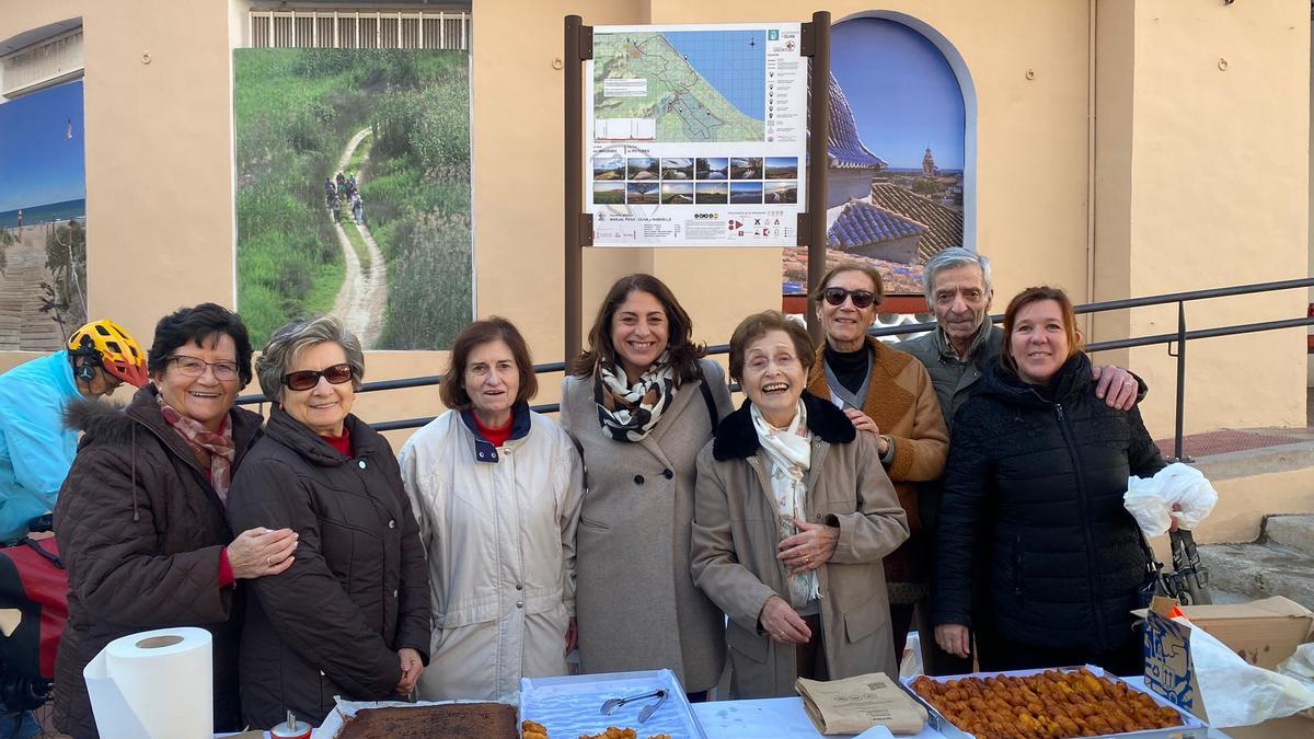 Una acció solidària de Manos Unidas a Oliva amb representants del col·lectiu i les autoritats municipals