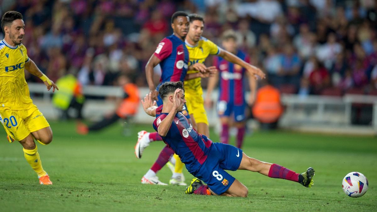 Pedri marca el 1-0 tras una gran asistencia de Gündogan en el Barça-Cádiz en Montjuïc.