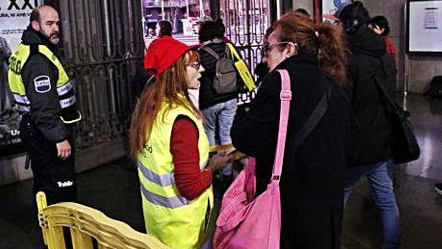 Viatgers sortint de Sant Andreu Arenal durant els dies d&#039;interrupció