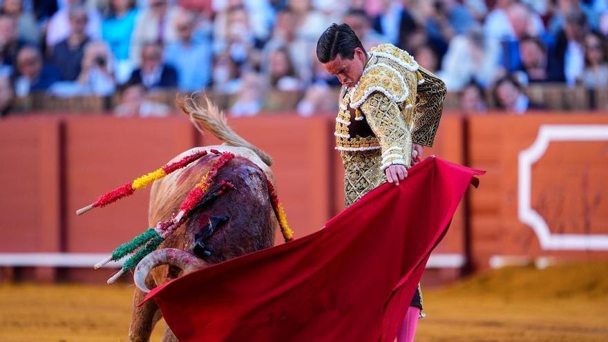 Tres orejas de distinto peso de otros tantos toros destacados de Santiago Domecq en Sevilla