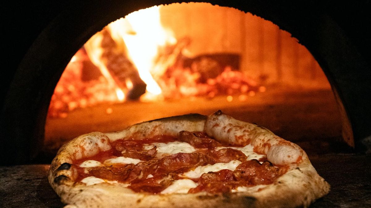 Una pizza recién salida del horno de leña de Murivecchi.