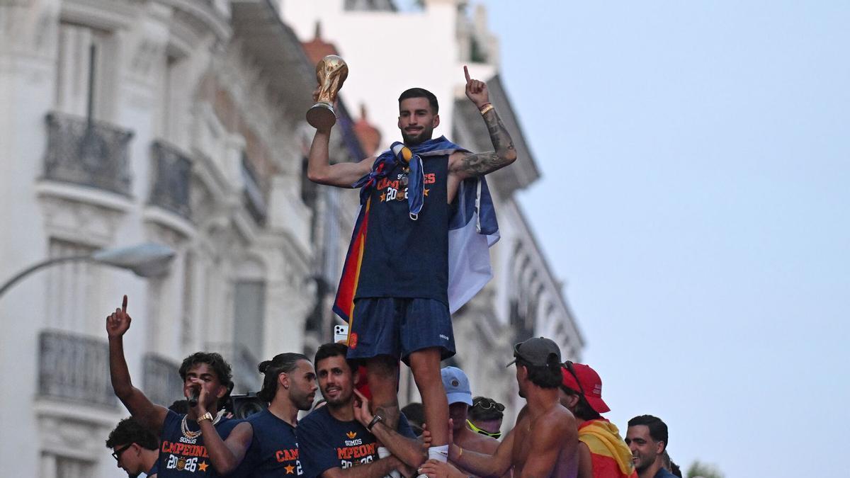 Álex Baena sujeta la Copa del Mundo durante la rúa de celebración de la Selección Española por el triunfo en el Mundial 2026, a 20 de julio de 2026, en Madrid (España).