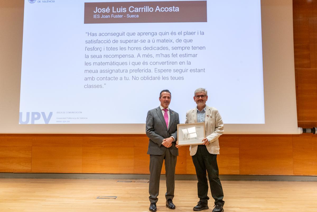 El rector de la UPV José Capilla entrega uno de los galardones a un docente