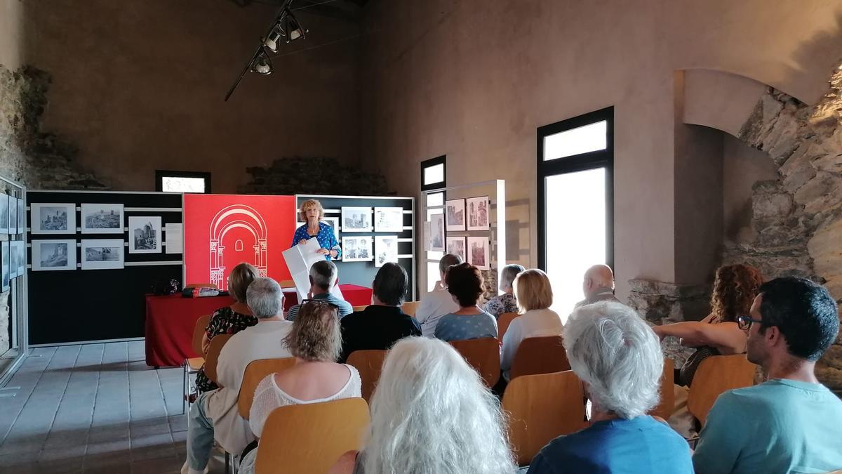 Núria Esponellà comparteix experiències amb els lectors a Sant Pere de Rodes