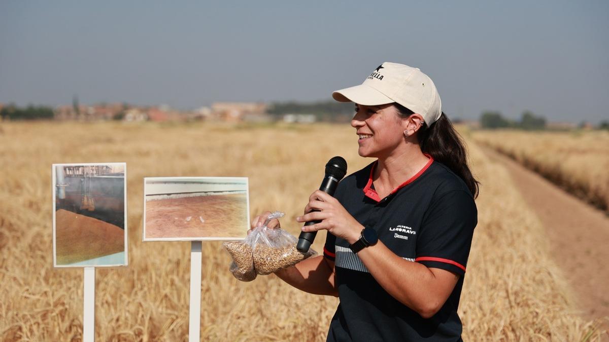 Una participante muestra unas semillas de cebada en una jornada sobre la resiliencia de este cereal al cambio climático.