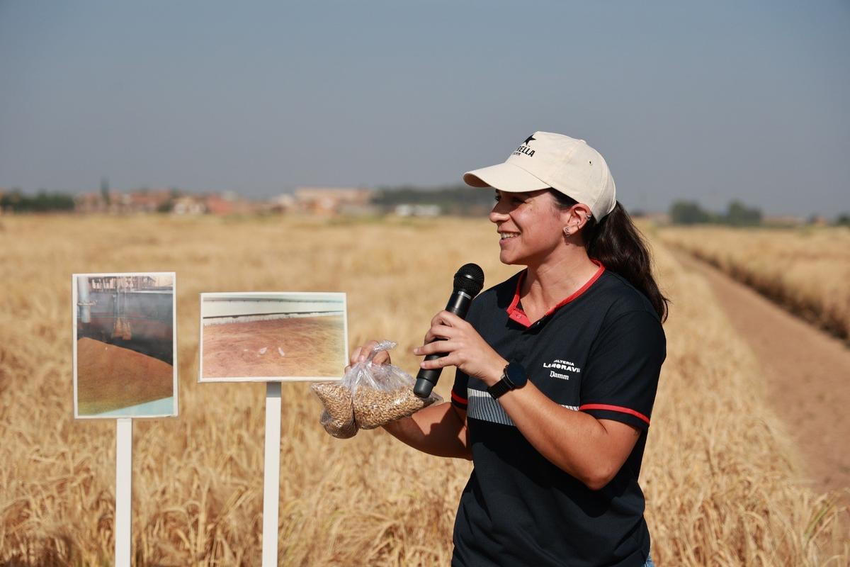 Una participante muestra unas semillas de cebada en una jornada sobre la resiliencia de este cereal al cambio climático.