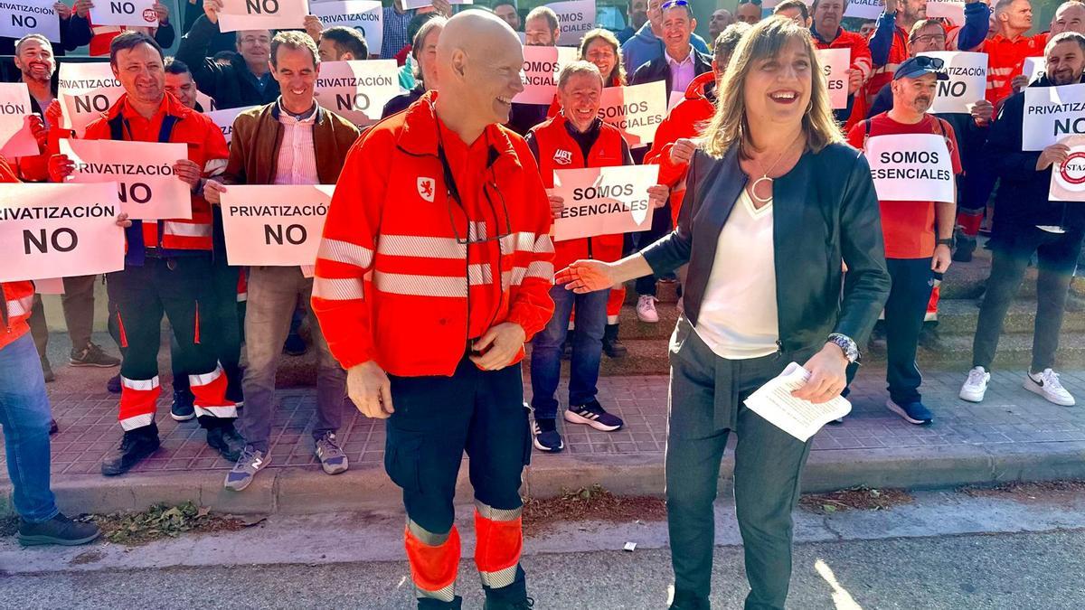 La portavoz del PSOE, Lola Ranera, durante la protesta de los trabajadores.
