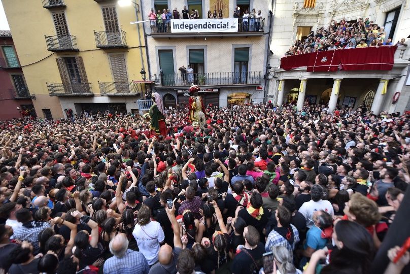 Berga inicia el passacarrers del vespre de Patum enmig d'una gran cridòria