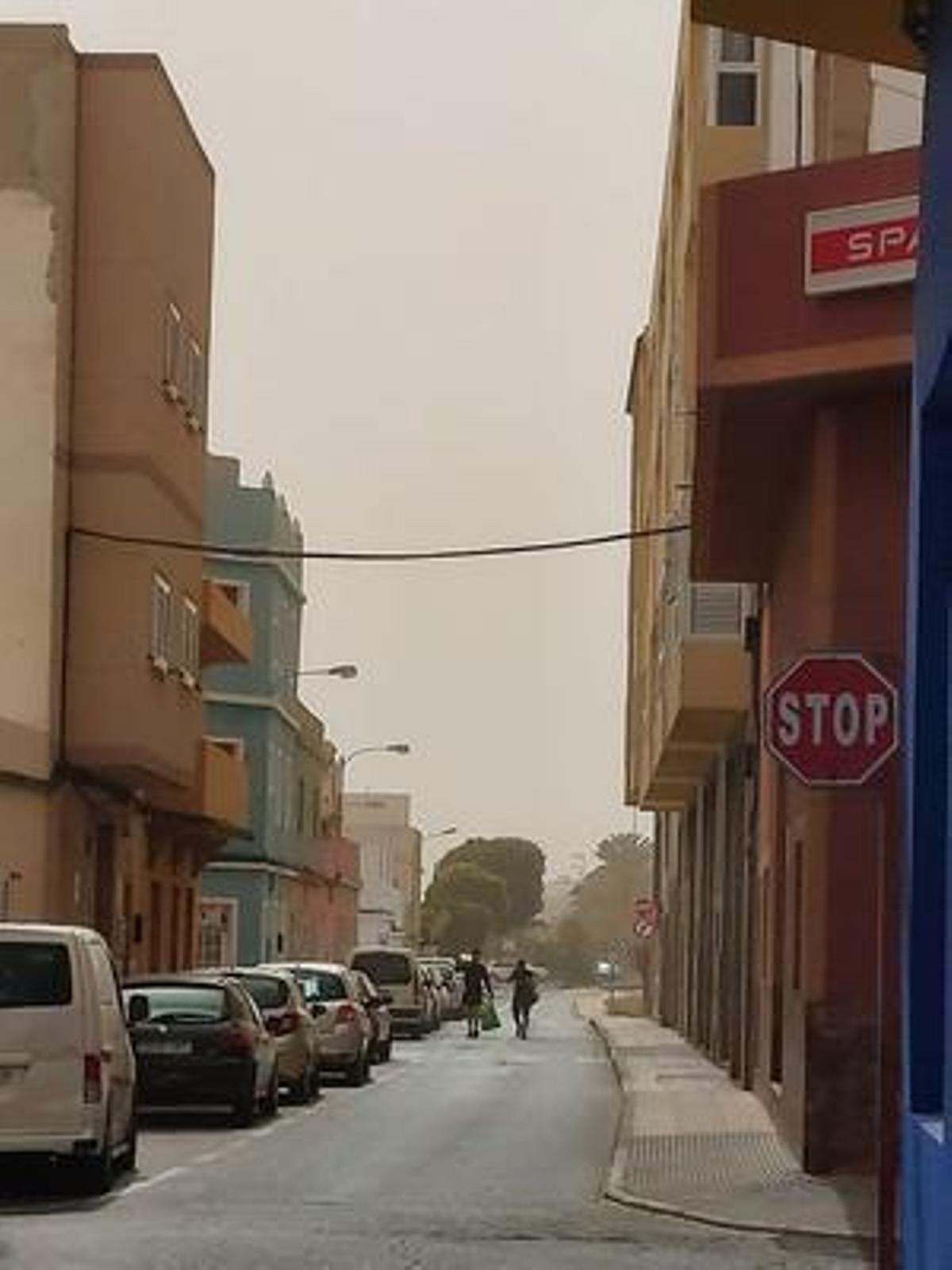 La calima tapona el cielo de Canarias