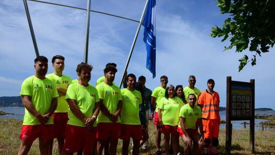 Bueu activa el servicio de socorrismo e iza las primeras banderas azules de la comarca