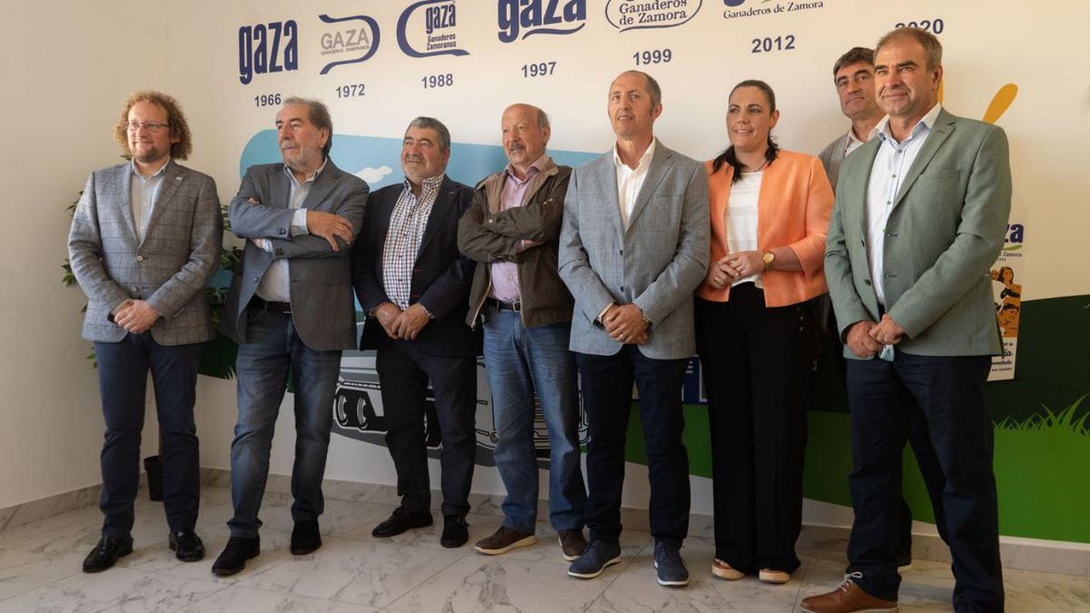 El director gerente y los representantes de los socios de Leche Gaza. |