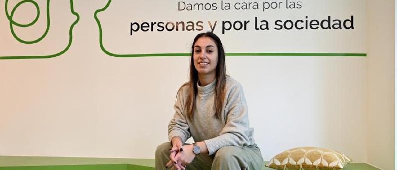 Rebeca Castro en la nueva sede de la AECC de Pontevedra en la calle Eduardo Pondal.   | // RAFA VÁZQUEZ