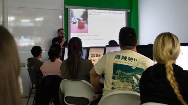 Alumnos en una clase teórica de coche | L.O.