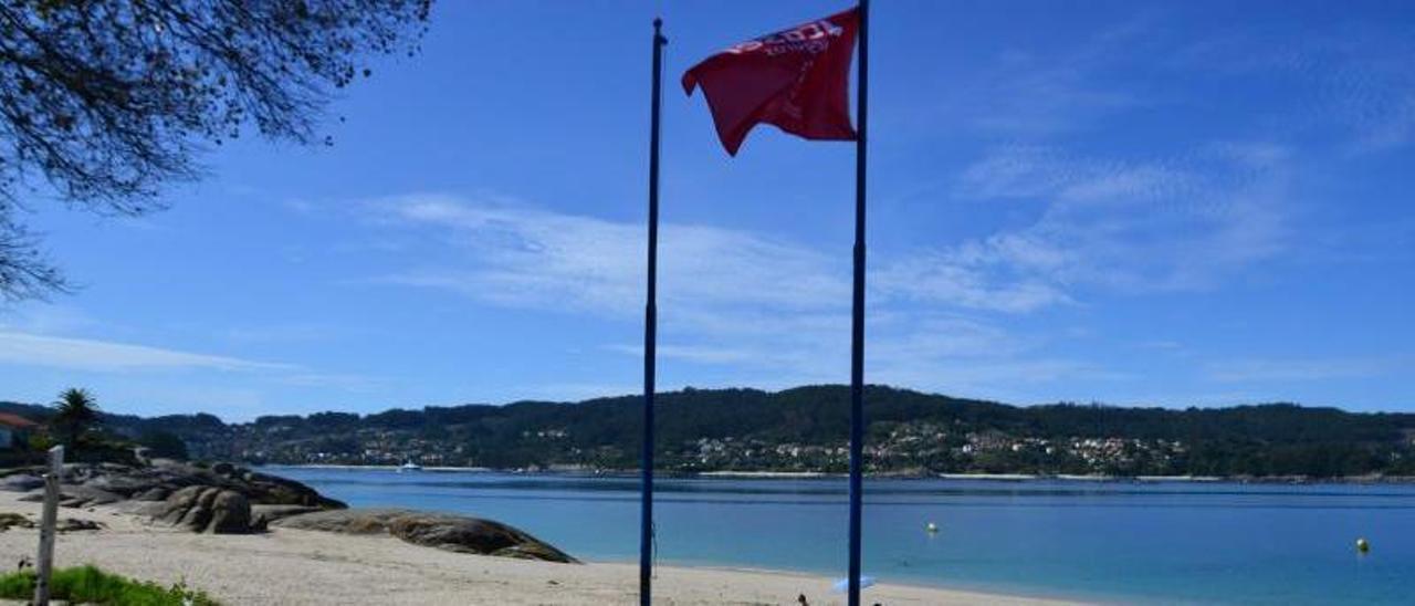 Bandera roja en la playa de Menduiña por contaminación de fecales hace apenas dos semanas. |   // G. NÚÑEZ