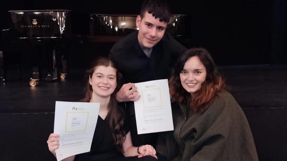 Álvaro Sánchez y Sara Martín, con sus diplomas, junto a la profesora Natalia Zapatero.