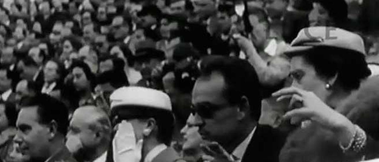Grace Kelly, la primera antitaurina, se tapa los ojos piadosamente en la barrera del Coliseo Balear en abril de 1956, reciÃ©n casada con el PrÃ­ncipe Rainiero de MÃ³naco y disfrutando de su luna de miel en Mallorca con la obligada asistencia a una corrida que hoy se quiere vetar.