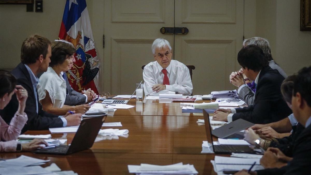 El presidente de Chile, Sebastián Piñera, preside la reunión del comité de emergencia por el coronavirus, este miércoles.