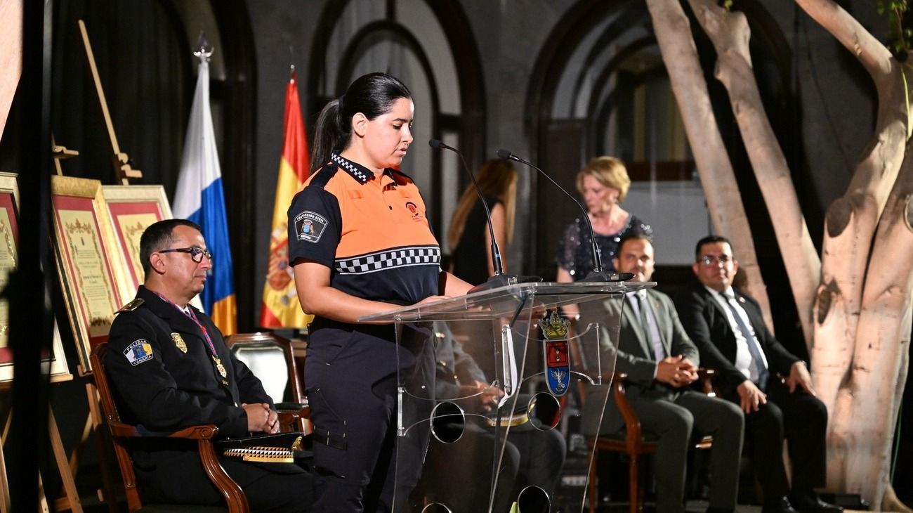 Náyade Medina de León, en nombre de la Agrupación de Protección Civil Arrecife, agradeció la Medalla de Oro de la Ciudad de Arrecife.