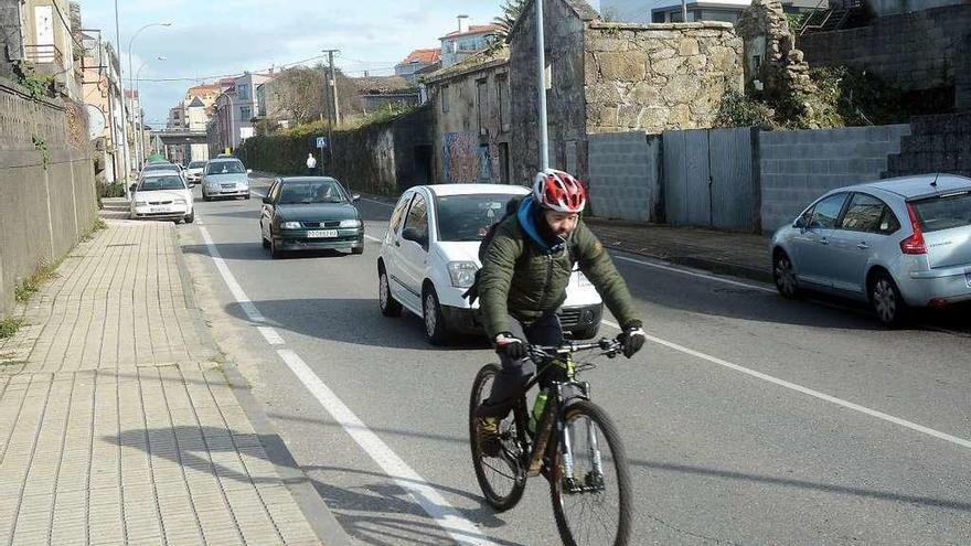 Un ciclista en la carretera vieja de Marín, donde no hay previsiones de actuación. // R. V.