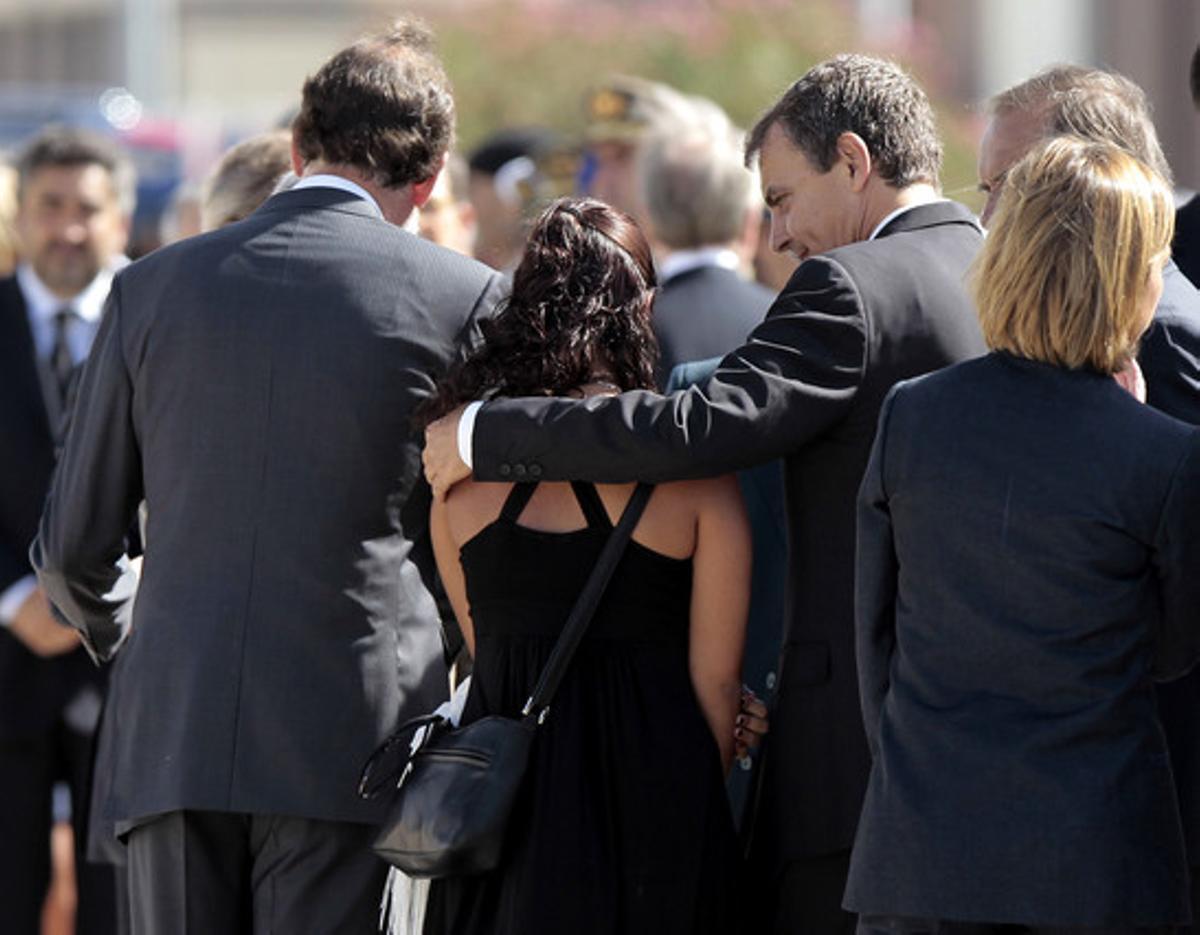 El President del Govern, José Luis Rodriquez Zapatero, abraça un dels familiars dels agents assassinats. El President del Govern, José Luis Rodriquez Zapatero, abraça un dels familiars dels agents assassinats.
