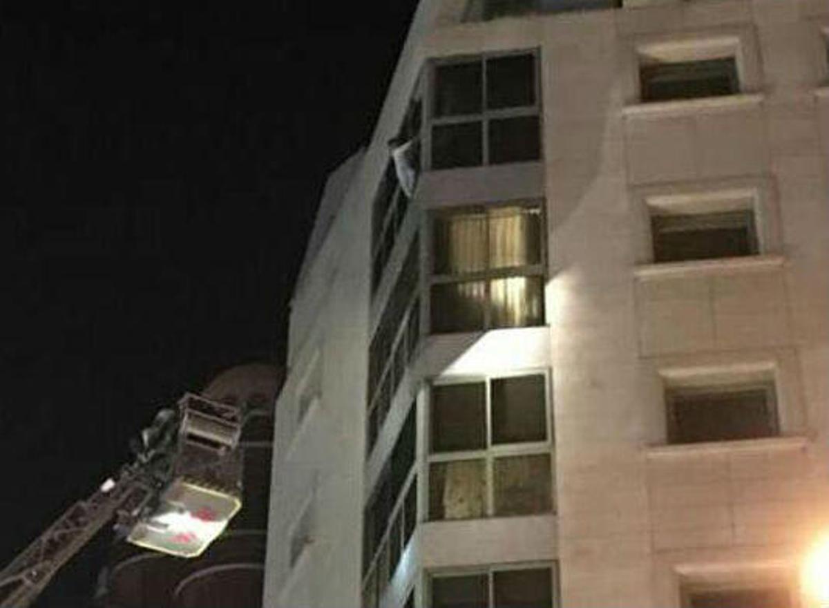 Rescate de una niña que permanecía colgada en una ventada de una vivienda de Luceros