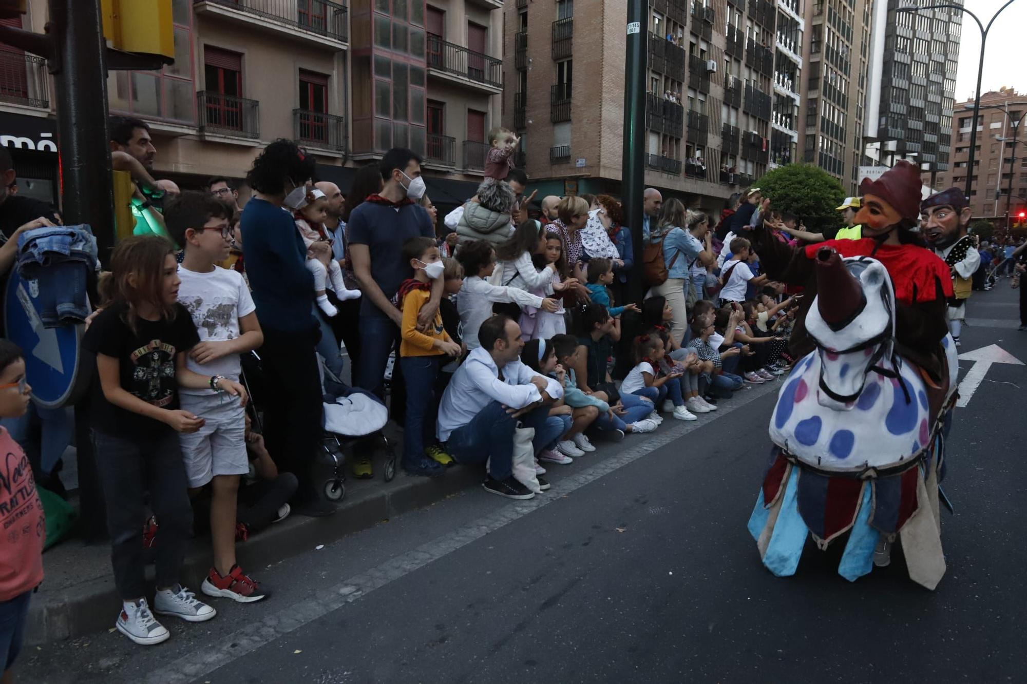 Un colorido y multitudinario pasacalles llena de alegría las calles de Zaragoza