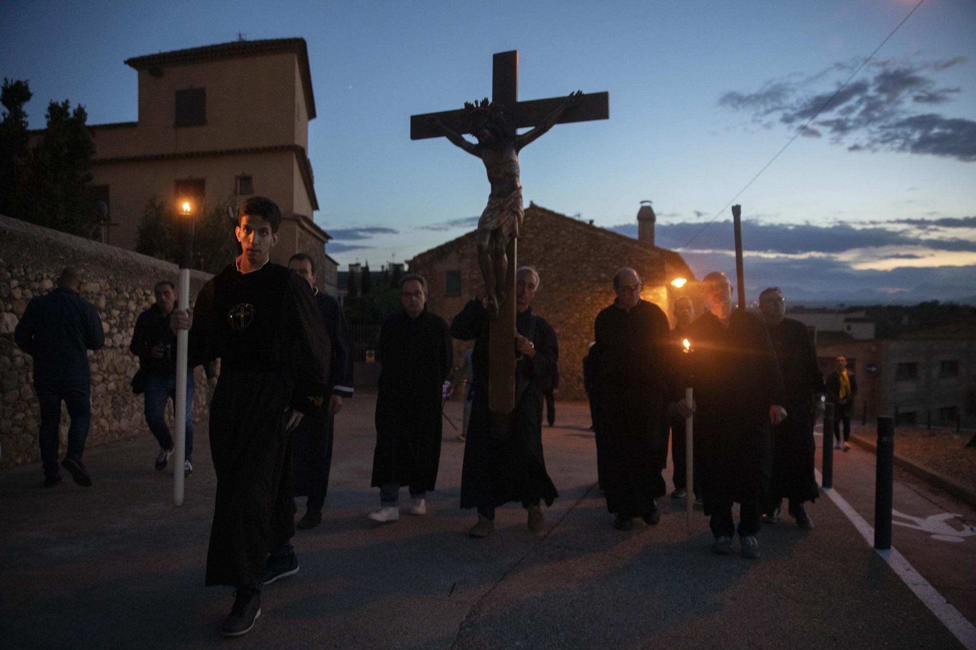 Peralada treu al Sant Crist Negre en processó invocant la pluja