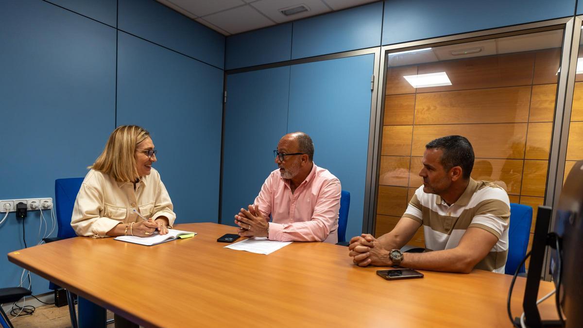 El alcalde de Santa Lucía de Tirajana, Francisco García, el concejal de Movilidad, Francisco Guedes y la jefa provincial de Tráfico en Las Palmas, Eva Canitrot.