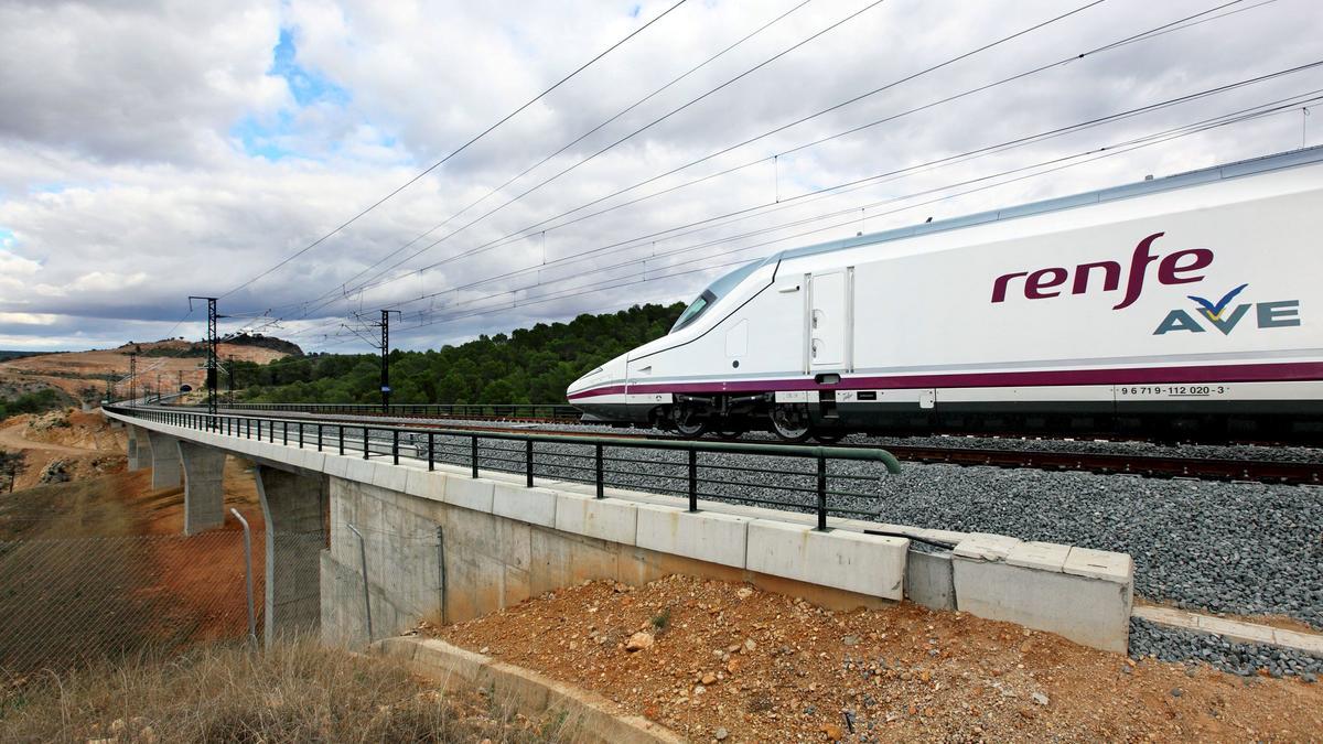 Un tren del AVE de la línea València-Madrid