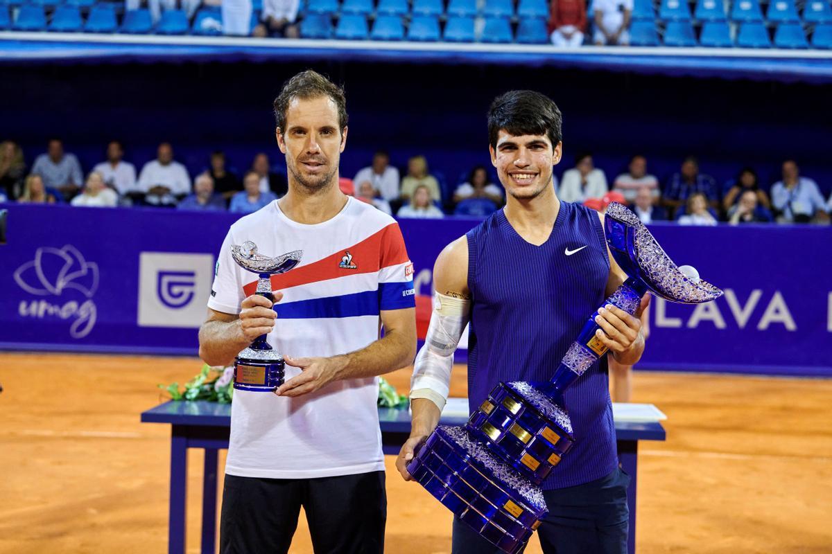 Carlos Alcaraz, en la entrega de trofeos junto a Richard Gasquet