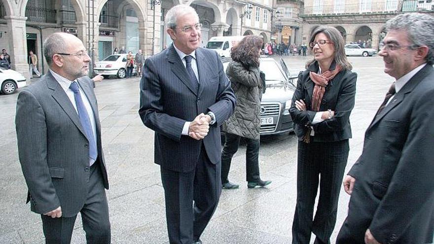 Touriño, en el centro, con el alcalde y María José Caride, en la Plaza Mayor de Ourense.