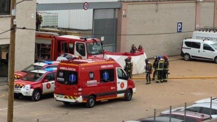 Al menos un muerto en una explosión en una química de Barcelona