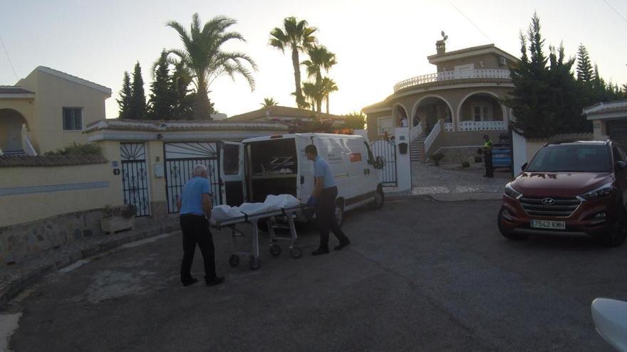 Traslado del cadáver del niño de 4 años ahogado en una piscina de Rojales