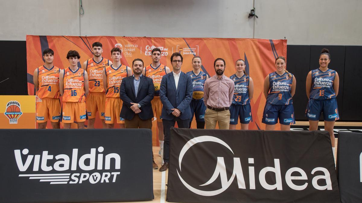 Los dos equipos posan junto a los patrocinadores en la presentanción de la nueva temporada 3x3 2022