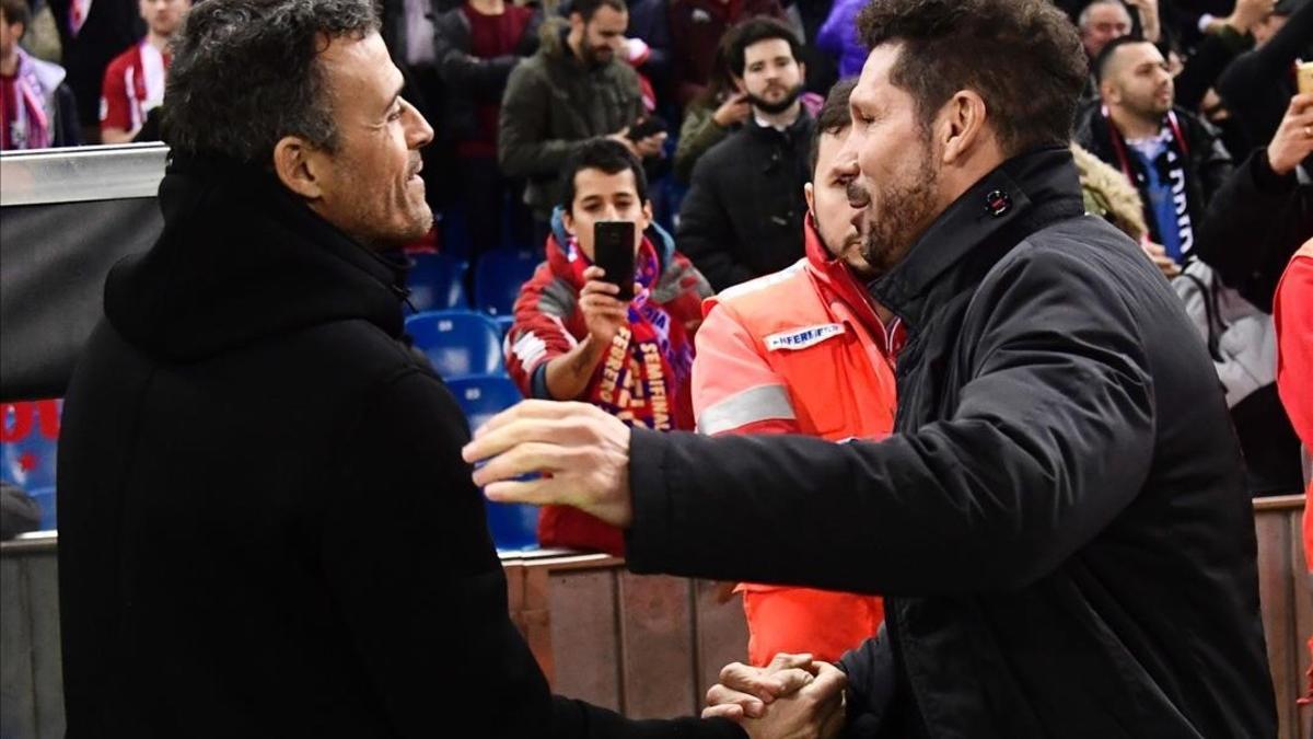 Simeone y Luis Enrique se saludan antes del comienzo del partido