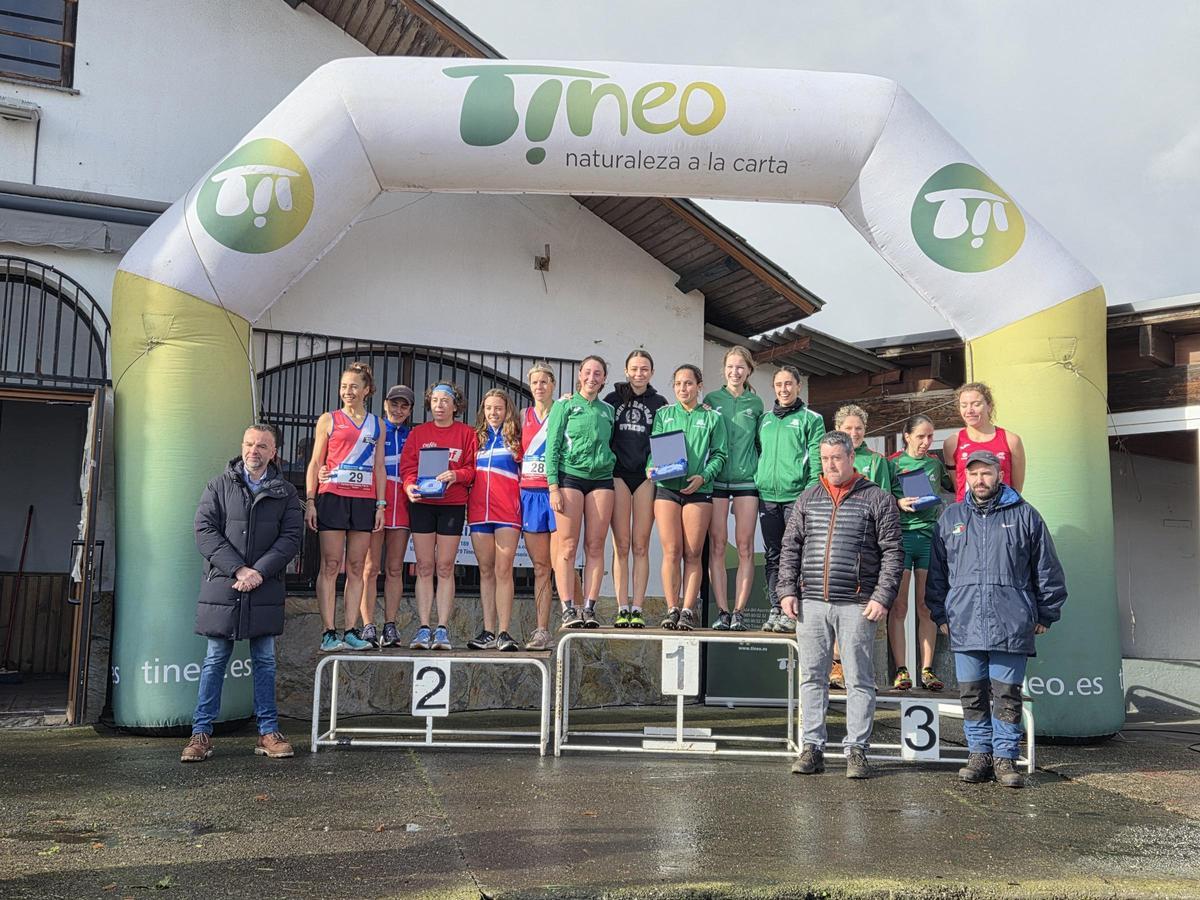 Equipos femeninos ganadores en el cross Villa de Tineo, que hizo de campeonato de Asturias de cross corto