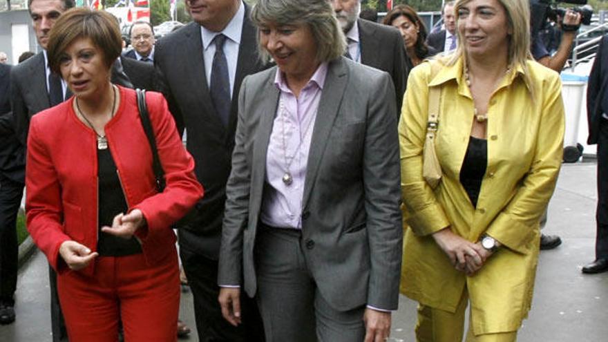 Elena Espinosa, con Antón Louro, Rosa Quintana y Lucía Molares, ayer en Conxemar