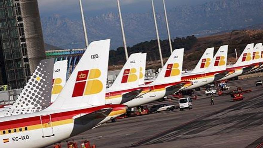 Aviones de la compañía Iberia, este domingo, en el aeropuerto de Barajas.
