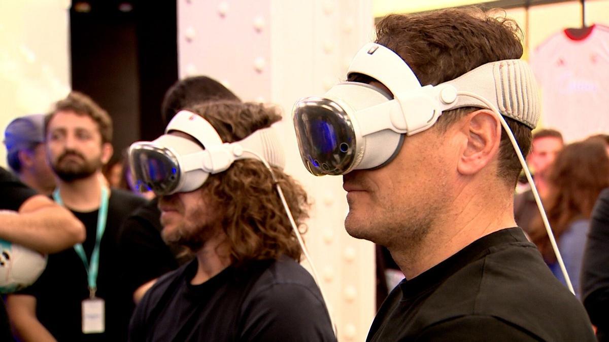 08/05/2026 Fútbol.- Puyol y Casillas prueban en Barcelona la experiencia inmersiva XR de LaLiga. Los exfutbolistas internacionales Carles Puyol e Iker Casillas han participado este viernes en Barcelona en la presentación de la nueva experiencia inmersiva de LaLiga en colaboración con Movistar+, un proyecto que permite revivir partidos recientes desde perspectivas inéditas mediante dispositivos de realidad extendida (XR), en el Espai Movistar de la capital catalana durante la promoción de la cobertura televisiva de la plataforma del Clásico de este domingo en el Spotify Camp Nou. DEPORTES