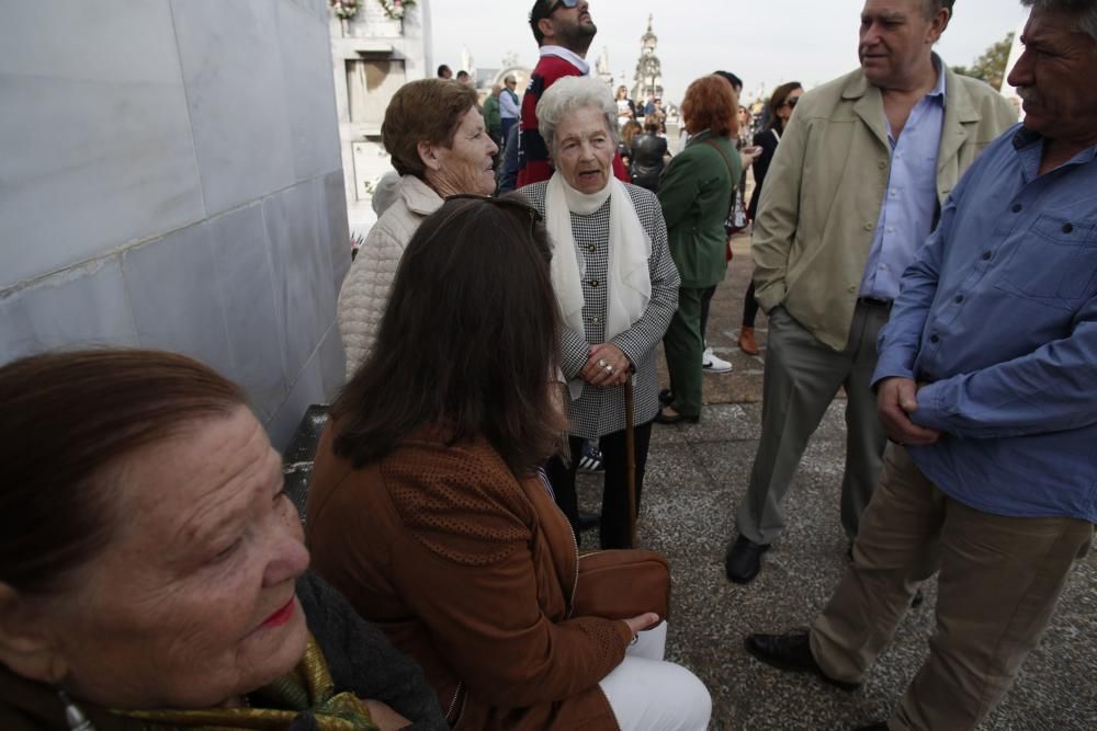 Día de los Difuntos en el cementerio de la Carriona, Avilés