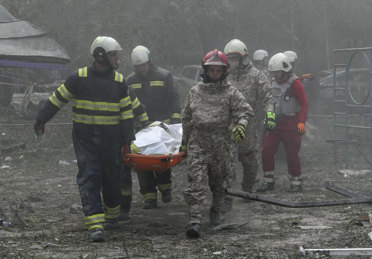 Tareas de rescate tras los bombardeos rusos en Kiev. Tareas de rescate tras los bombardeos rusos en Kiev.
