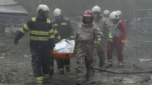 Tareas de rescate tras los bombardeos rusos en Kiev.