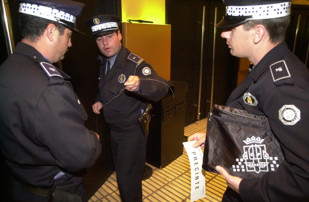 Policies locals de Manresa, precintant les sortides de la discoteca Pont Aeri, el 2001