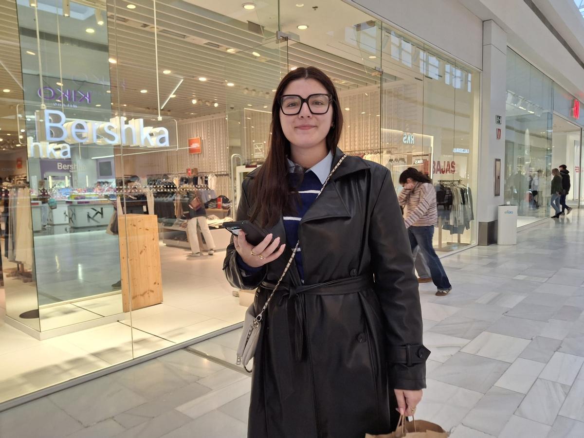 Alaitz, una joven de Badajoz que visita el Faro en el primer día de rebajas.