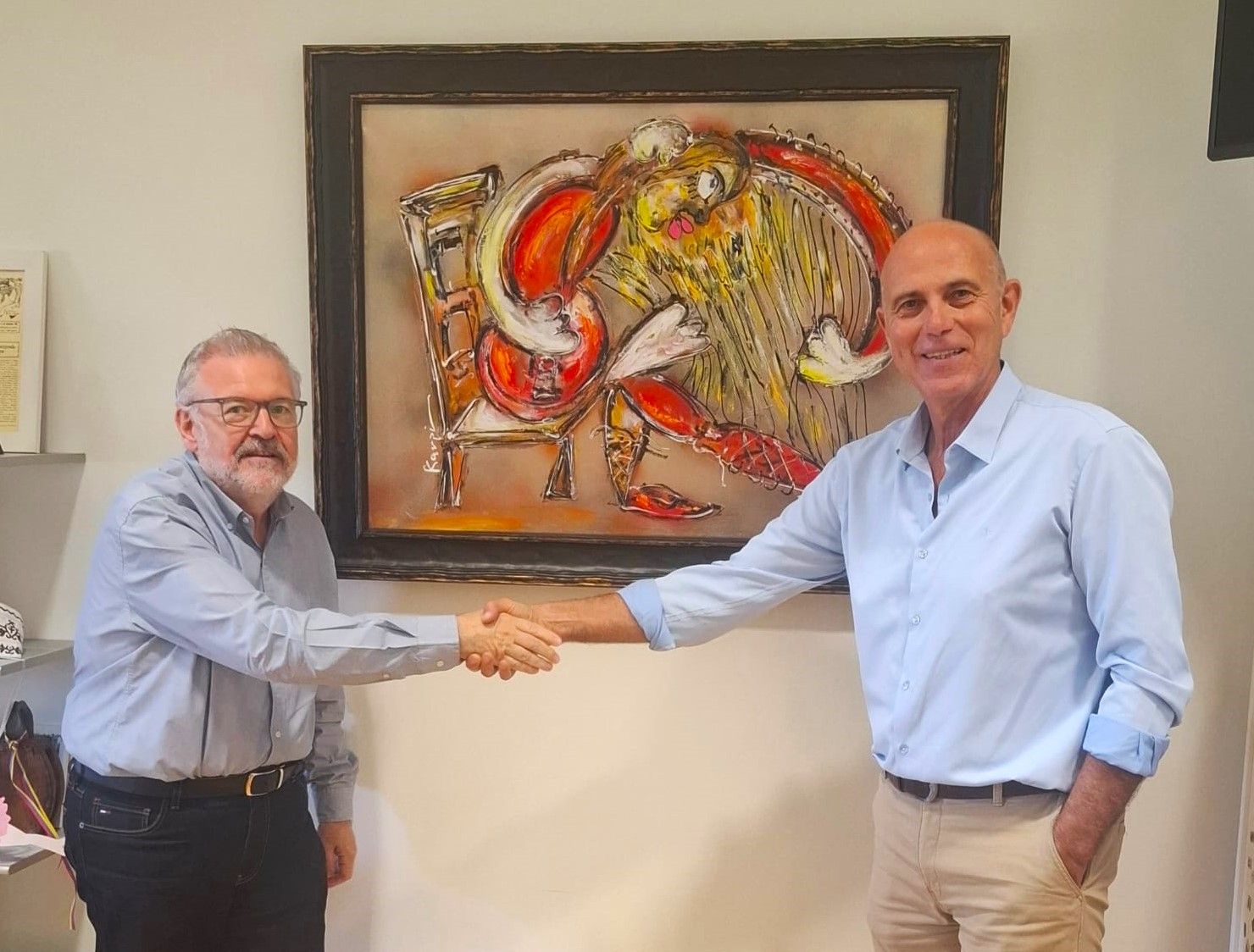 Jorge Culla, a l’esquerra, i Karpi, a la dreta, amb el quadre